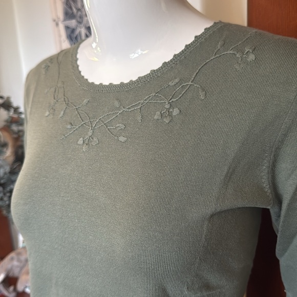 NWT northern reflections size small Embroidered Olive Green Women's Top - Picture 1 of 4